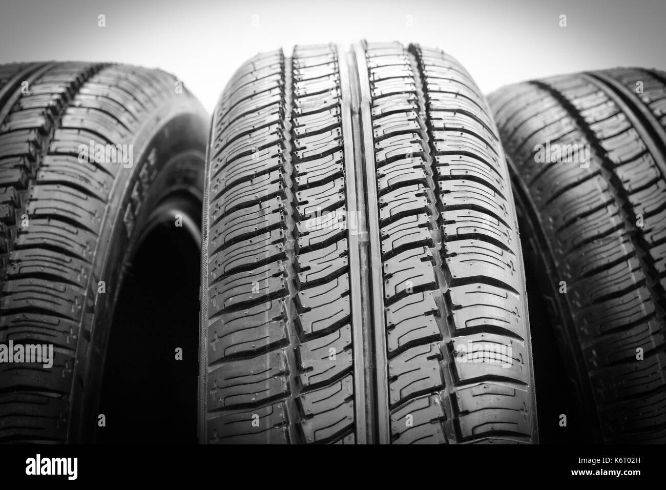 Satz Reifen auf weißem Hintergrund Stockfoto