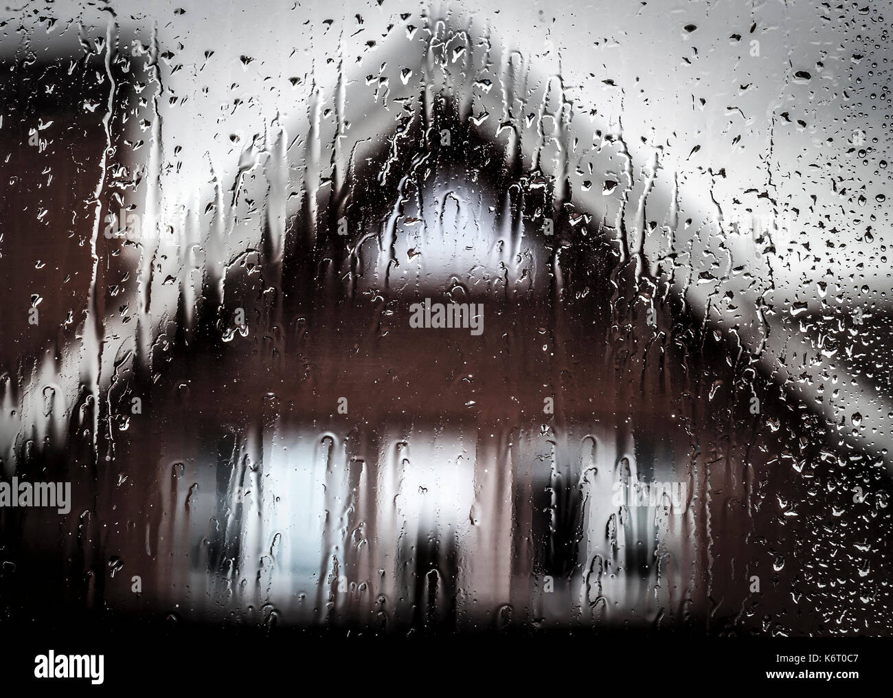Ein privates Haus im regnerischen Wetter Blick durch das nasse Fenster. Stockfoto