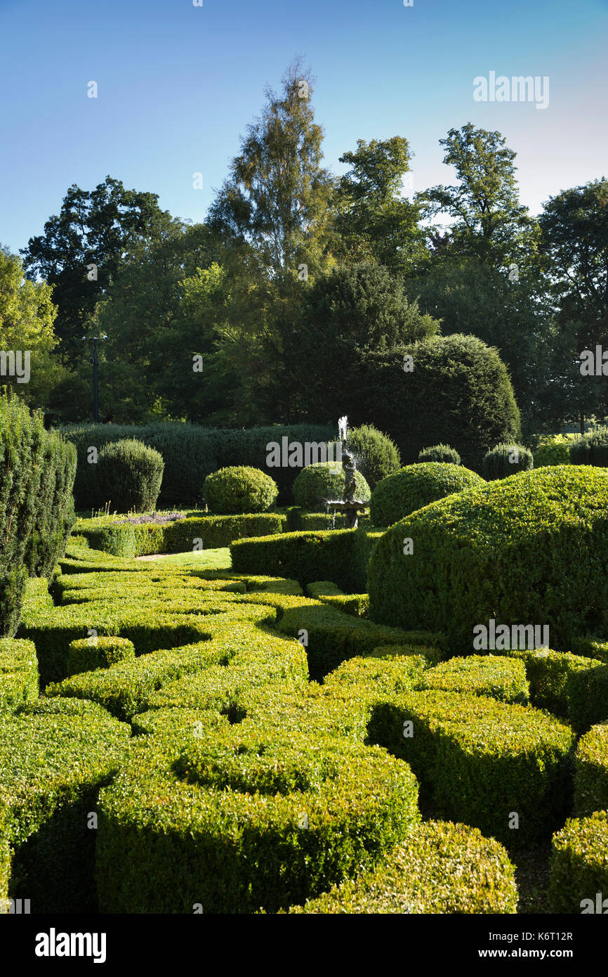 Großbritannien, England, Essex, Saffron Walden, Bridge End Gardens, Niederländisch Garten, Brunnen unter abgeschnitten, Hecken Stockfoto