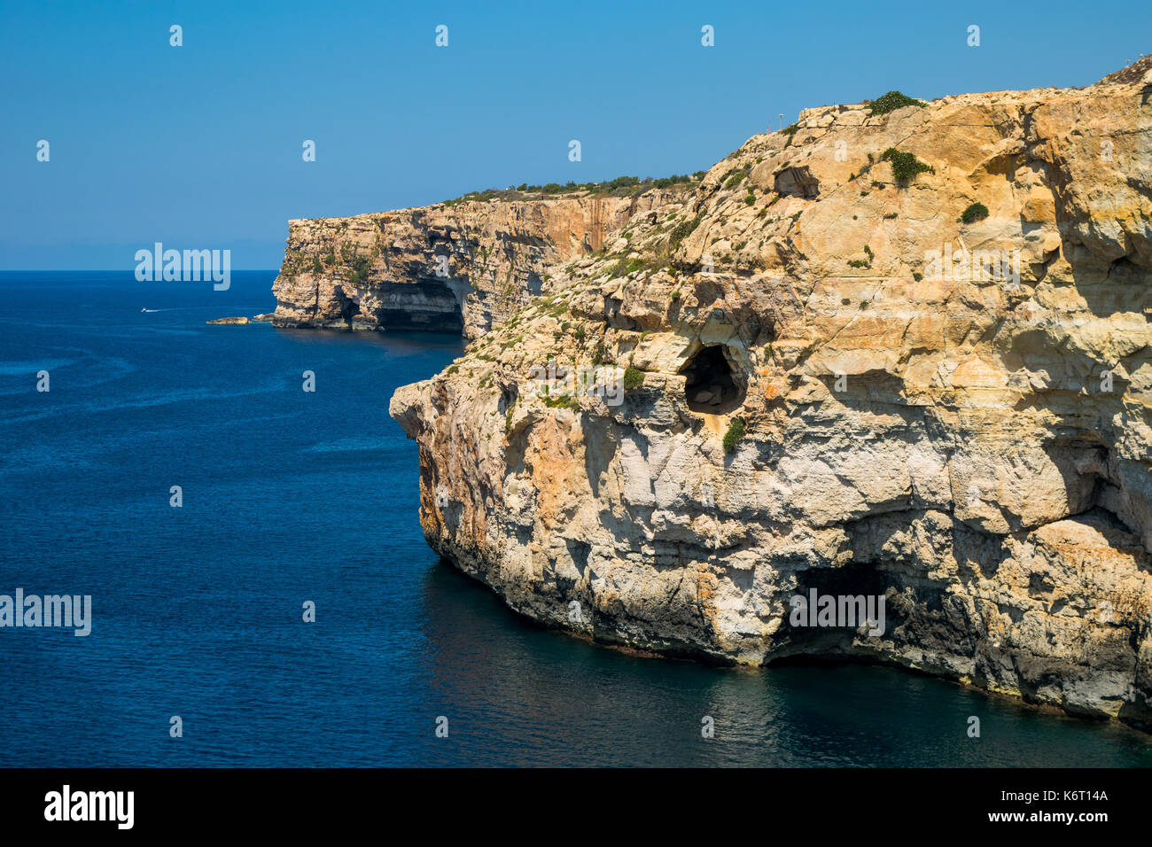 Ein Kalkstein Klippe in der südwestlichen Küste der maltesischen Inseln, zeigen Anzeichen von Erosion und Verwitterung und einem kleinen See Höhle. Malta Stockfoto