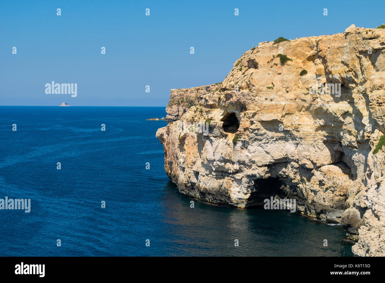 Ein Kalkstein Klippe in der südwestlichen Küste der maltesischen Inseln, zeigen Anzeichen von Erosion und Verwitterung und einem kleinen See Höhle. Malta Stockfoto