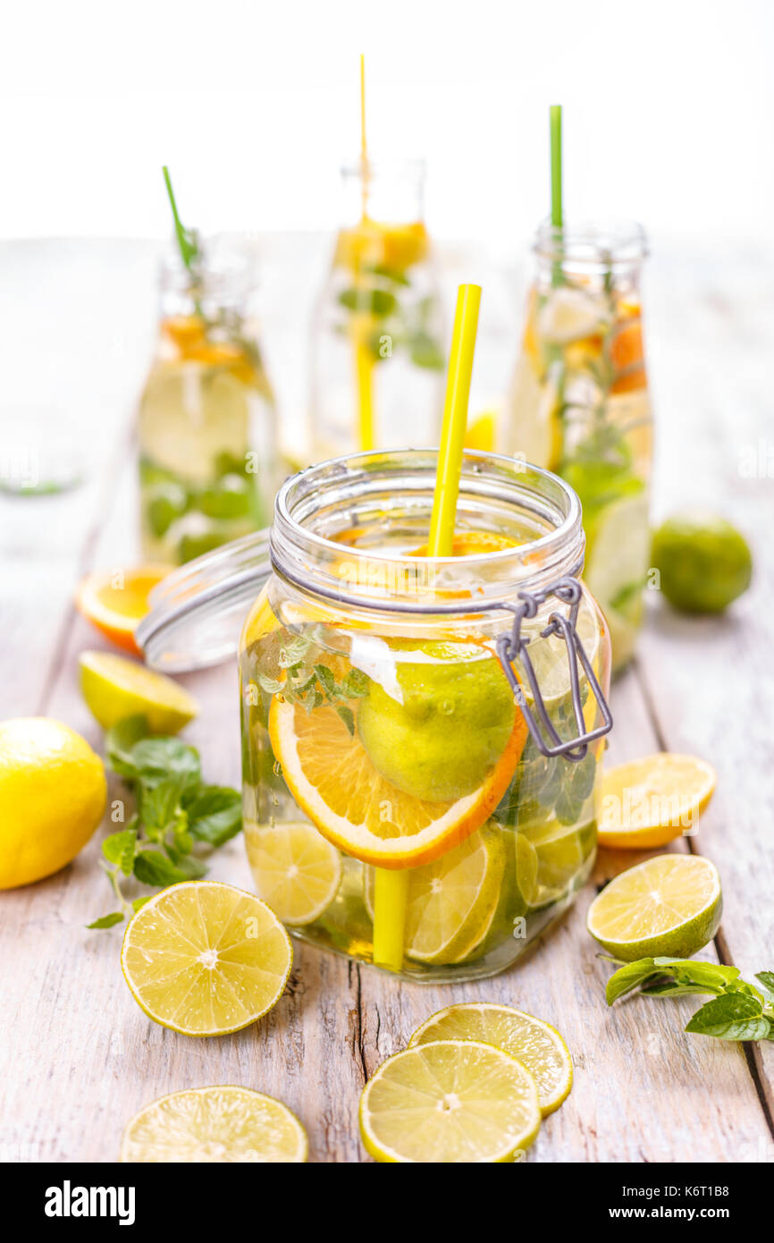 Kaltes Zitronenwasser mit frischem Obst im Glas Stockfoto