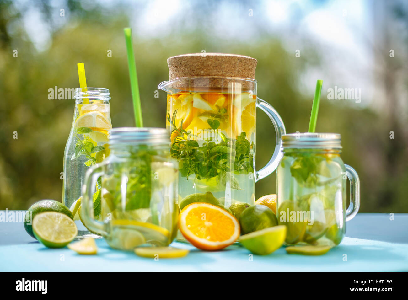 Kalte detox Wasser mit Zitrone und Minze infundiert Stockfoto