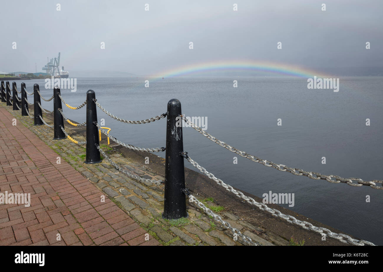 Regenbogen über dem Fluss Clyde in Schottland Stockfoto