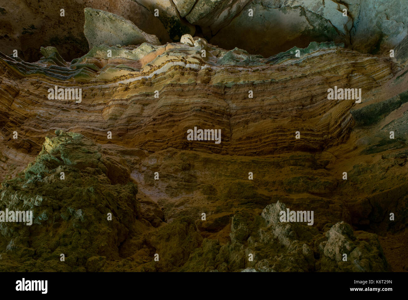 Cliff Side Höhle, durch Erosion geformt, mit Nachweis der Sedimentation mit verschiedenen Sedimentschichten in verschiedenen Farben. Klippen in Malta Stockfoto