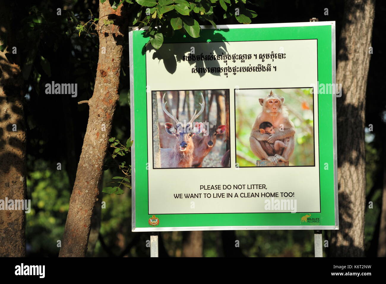 Sunlit zweisprachigen 'Wurf' Zeichen, Phnom tamao Wildlife Rescue Center, Provinz Takeo, Kambodscha. Credit: kraig lieb Stockfoto