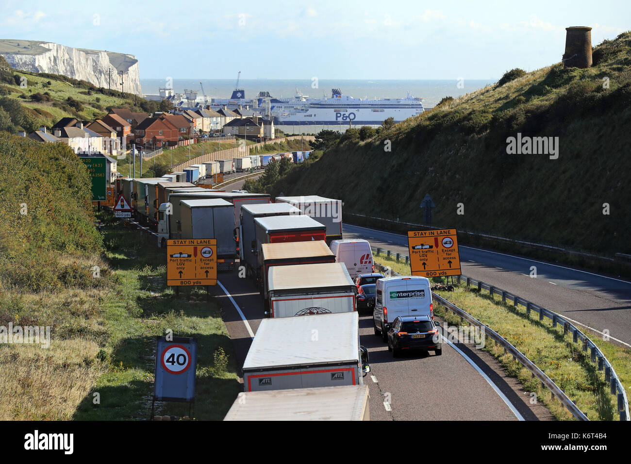 Lastkraftwagen Warteschlange Ihre Fähre über den Ärmelkanal von Dover, Kent, als Sturm Aileen brachte heulenden Windböen und schweren Duschen zu Teilen des Vereinigten Königreichs. Stockfoto