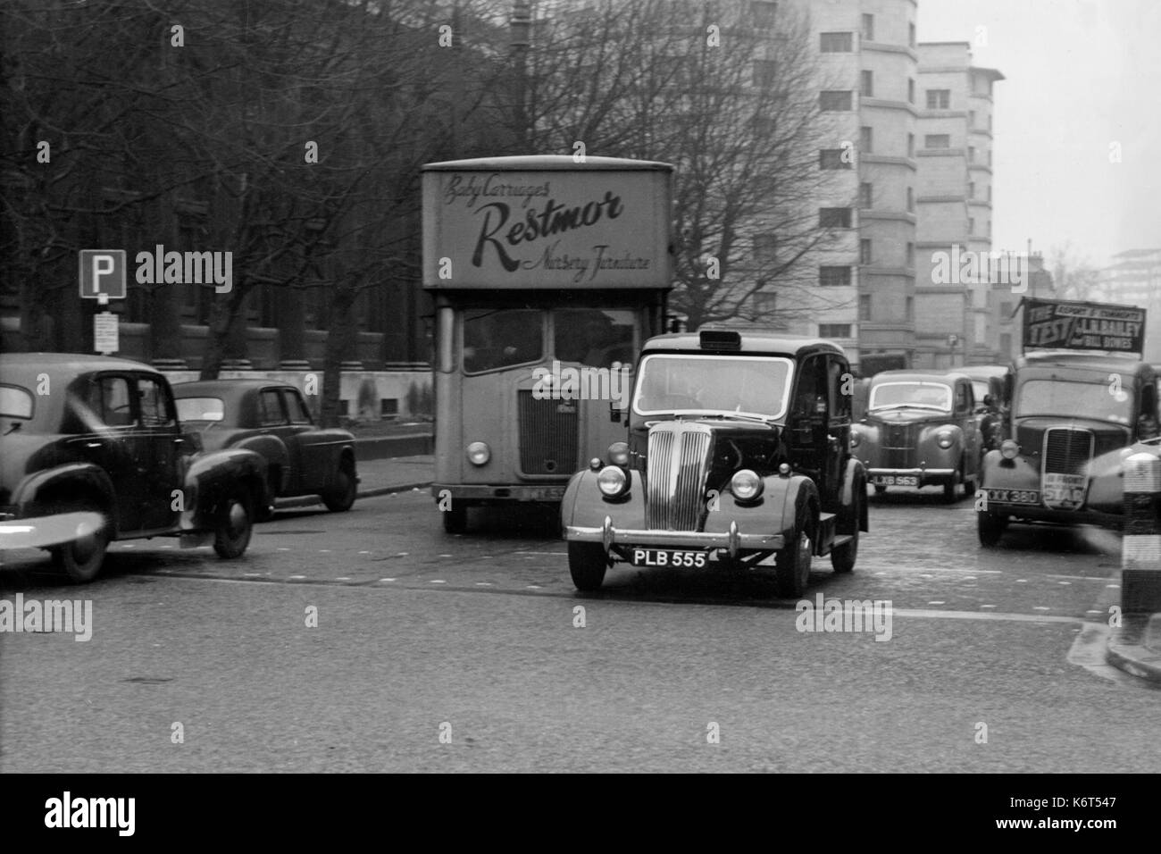 Beardmore MkVII Taxi an der Ecke des Warren Street und Euston Road Dezember 1954 Stockfoto