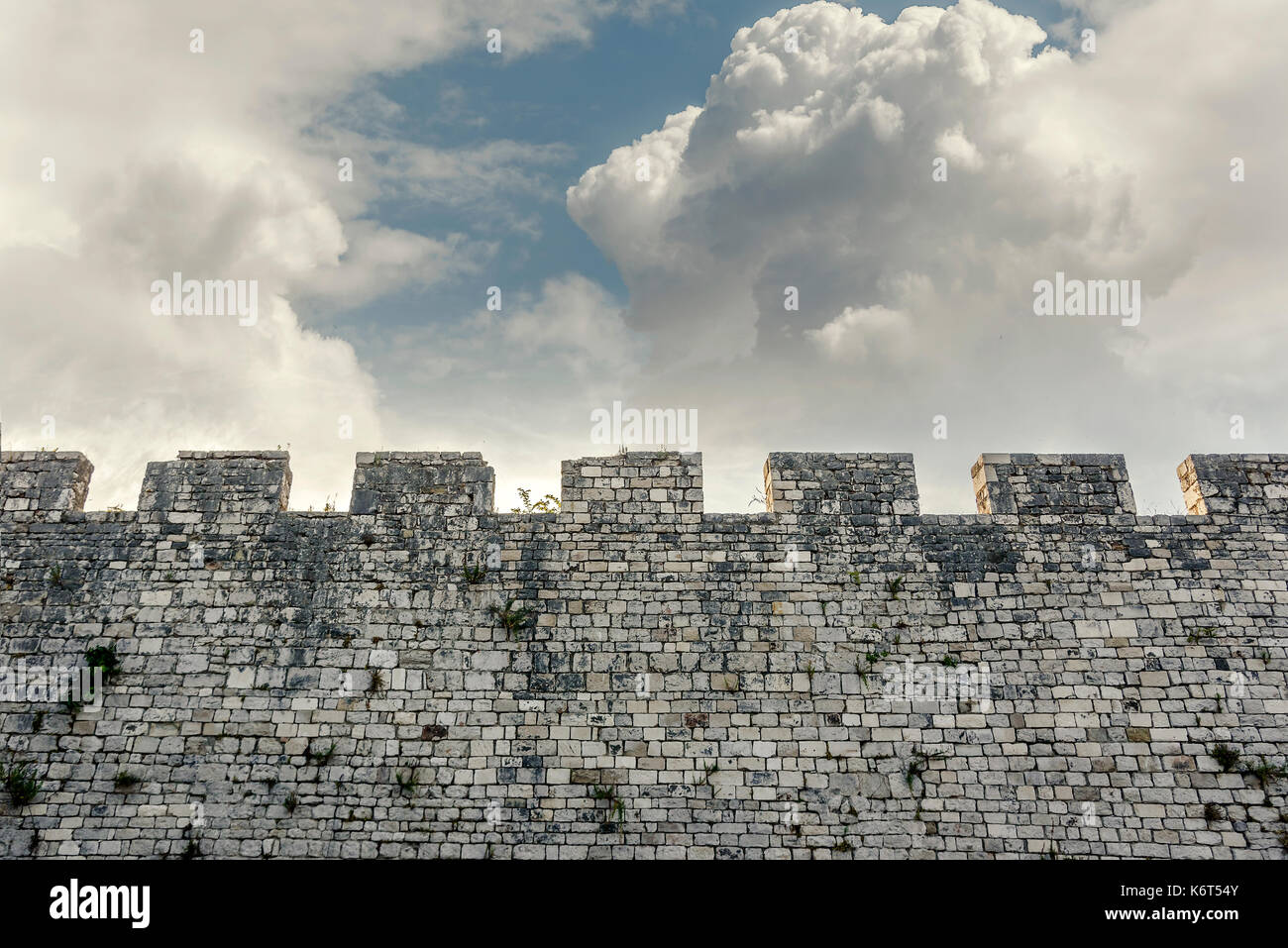 Steinmauer auf das Schloss und den kontrastierenden Himmel. Stockfoto