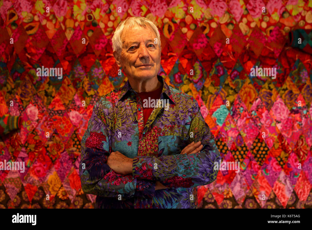 Der Textilkünstler Kaffe Fassett während einer Fotoausstellung für seine Show 'Kaffe Fassetts Color at Mottisfont', die Arbeiten aus seiner 50-jährigen Karriere bei Mottisfont in Hampshire zeigt. Stockfoto