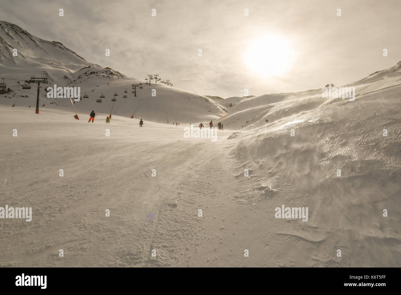 Skigebiet mit Skifahrer und Snowboarder in den Tiroler Alpen. Schönen winter Panoramablick auf die Landschaft. Sonnigen Tag Stockfoto