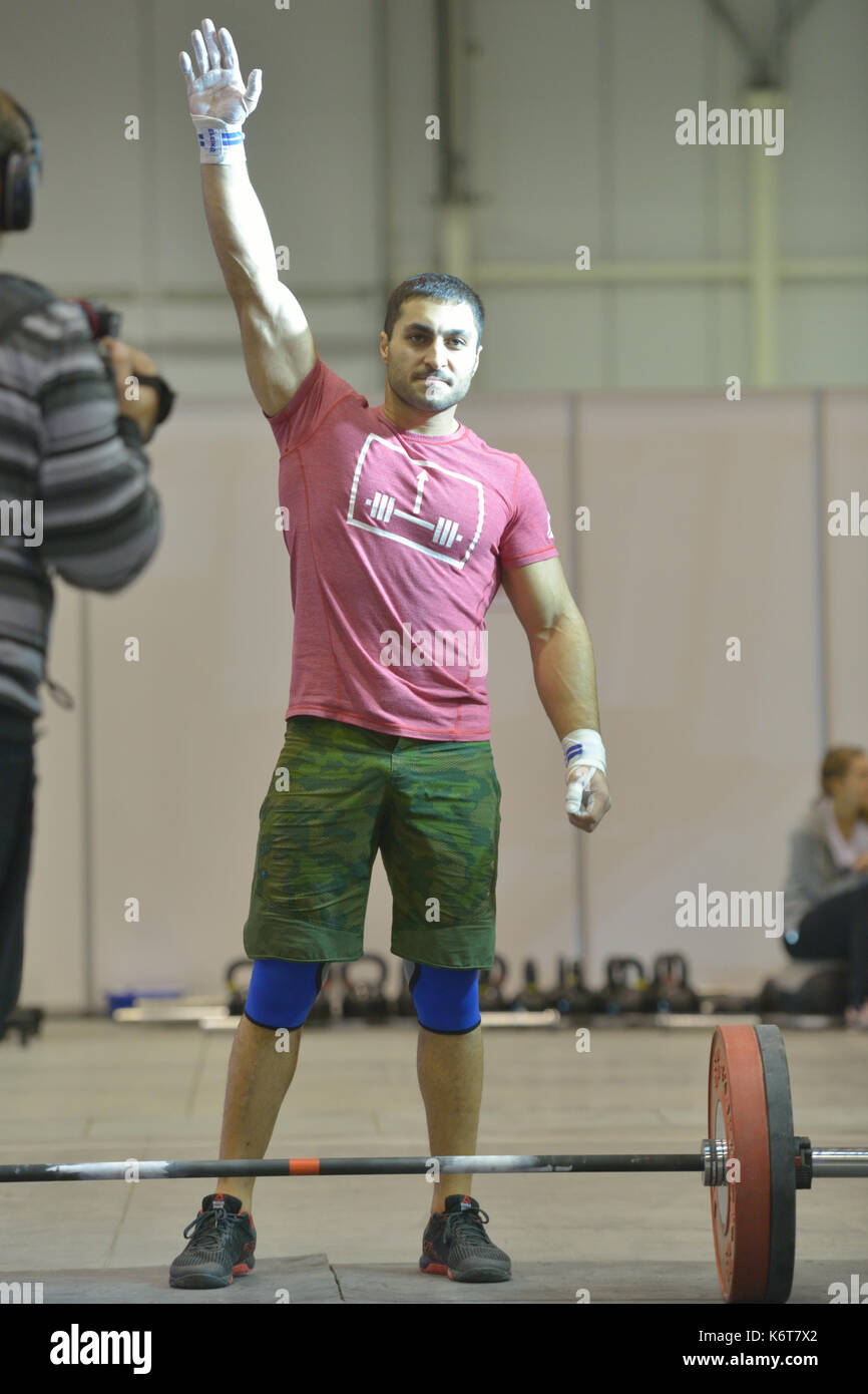 Nowosibirsk, Russland - November 16, 2014: Unbekannter Athlet während der Internationalen crossfit Wettbewerb sibirischen Showdown. Der Wettbewerb gehören Stockfoto