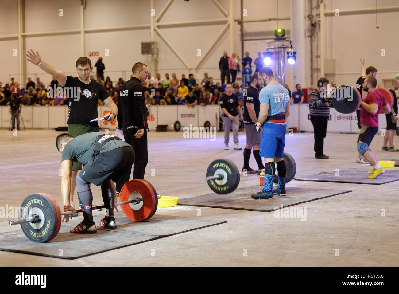 Nowosibirsk, Russland - November 16, 2014: Nicht identifizierte die Athleten während der Internationalen crossfit Wettbewerb sibirischen Showdown. Der Wettbewerb includ Stockfoto