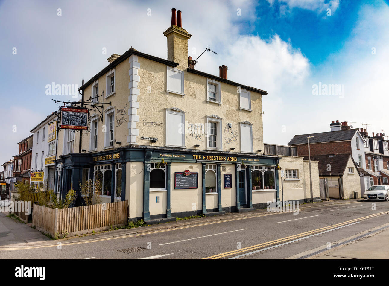 Das Foresters Arms, ein Shepherd Neame Pub an der Ecke von George Street und Steinbruch Hill Road, Tonbridge, Kent, Großbritannien Stockfoto