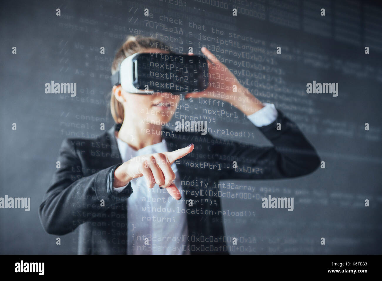 Die Person im Vorstand einer finanziellen Dashboards mit den wichtigsten Indikatoren der Entwicklung an den Aktienmärkten und Business Intelligence. VR-Brille virtuelle Realität h Stockfoto