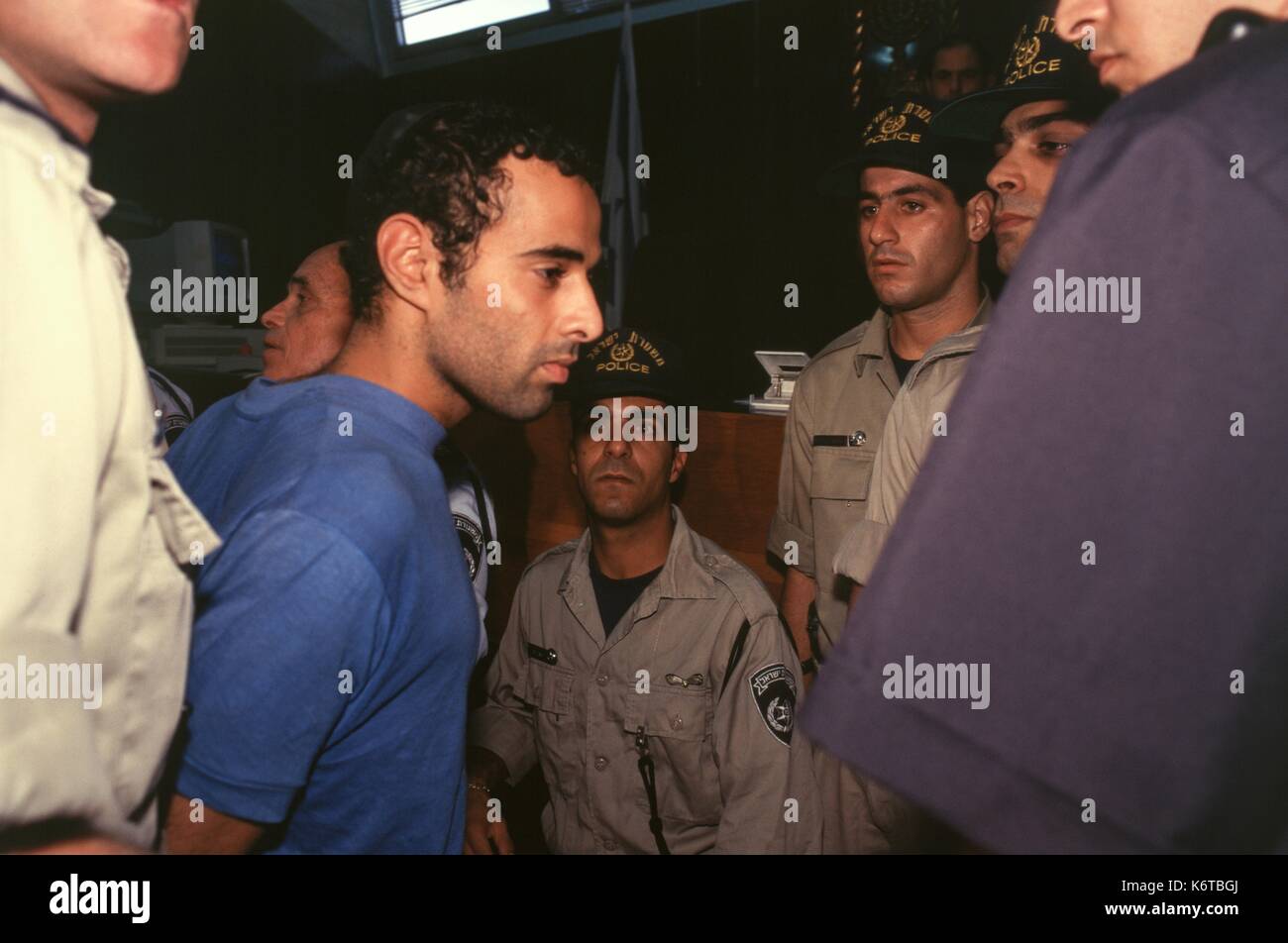 Telaviv, Israel, 7. November 1995 - Yigal Amir, rechtsgerichteten israelischen Extremisten und der Mörder des israelischen Ministerpräsidenten Yitzhak Rabin am 4. November 1995, in einem Telaviv Hof Zimmer für seinen ersten Auftritt seit der Ermordung Rabins nur 2 Tage, bevor sie an den Königen Israels Platz in Telaviv. Stockfoto