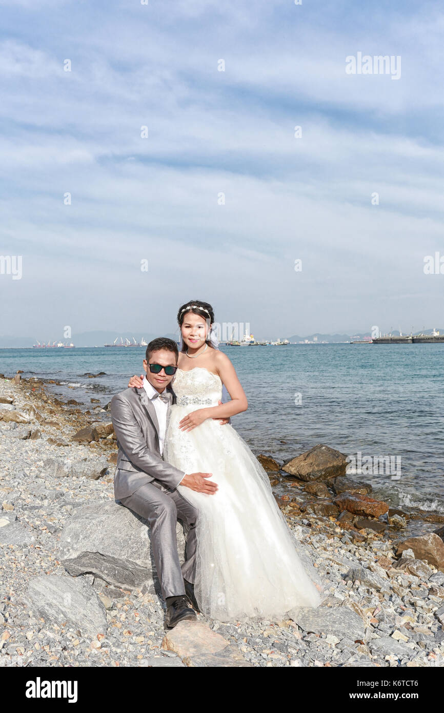Asiatische Paare Modefotografie in pre Fotos Hochzeit an der Küste der Insel Koh Si Chang in Konzept von Liebe und Familie. Stockfoto