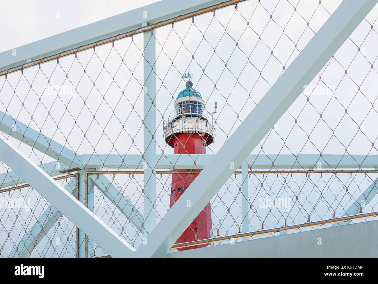 Den Leuchtturm von Scheveningen in Netherlandsseen durch die Gaze ein Fahrrad Brücke Stockfoto