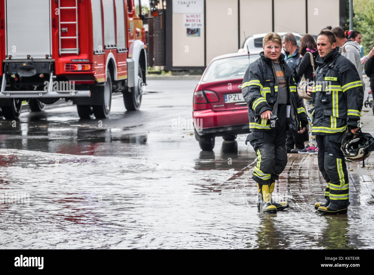 Sarbinowo, Polen - August 2017: Feuerwehr Vorbereitung für einen Job Sie überschüssiges Wasser aus der überfluteten Straße auf die Pumpe nach dem schweren Unwetter Stockfoto