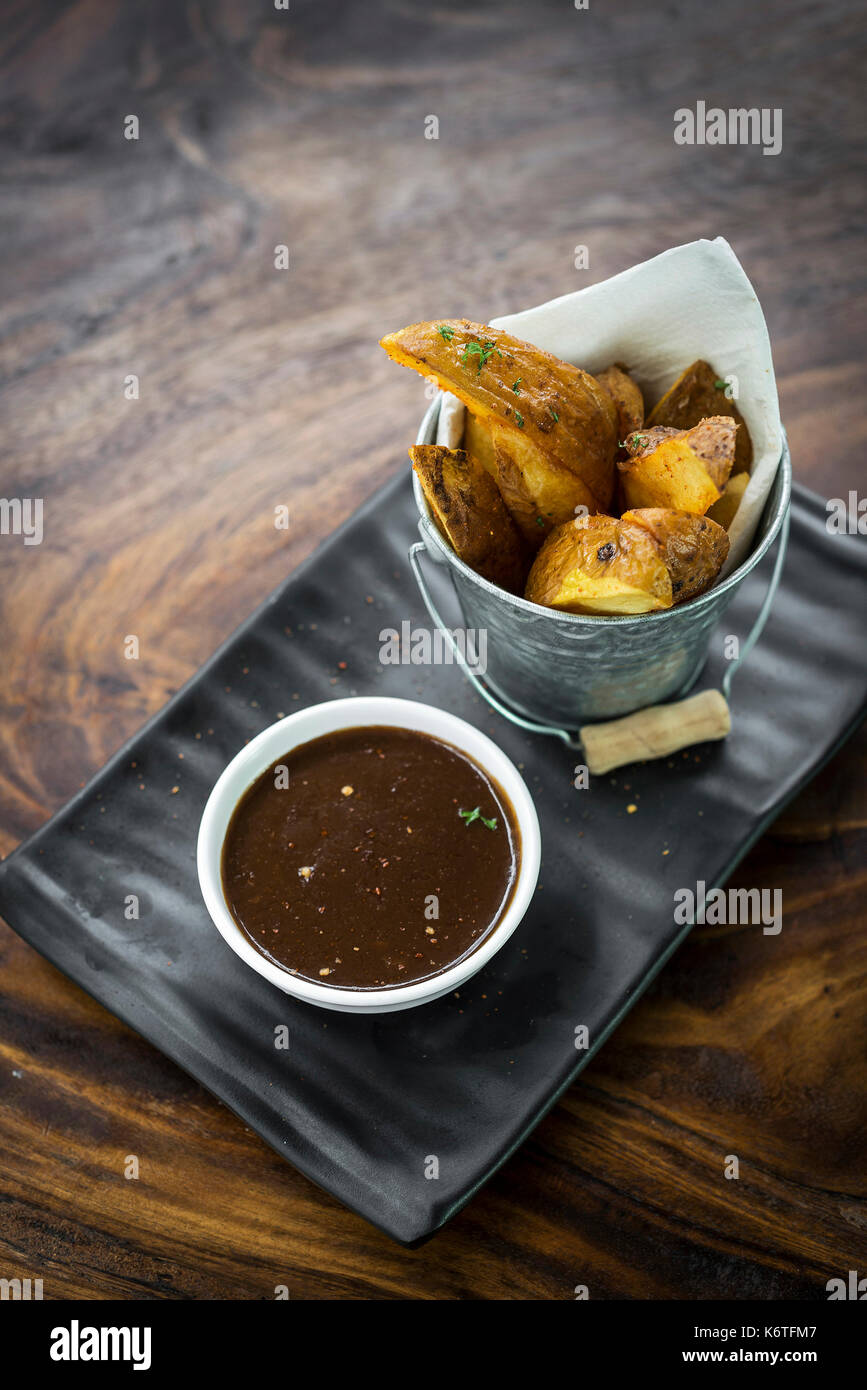 Gourmet fried Potato Wedges mit Sauce sauce Bar Snack Food Stockfoto