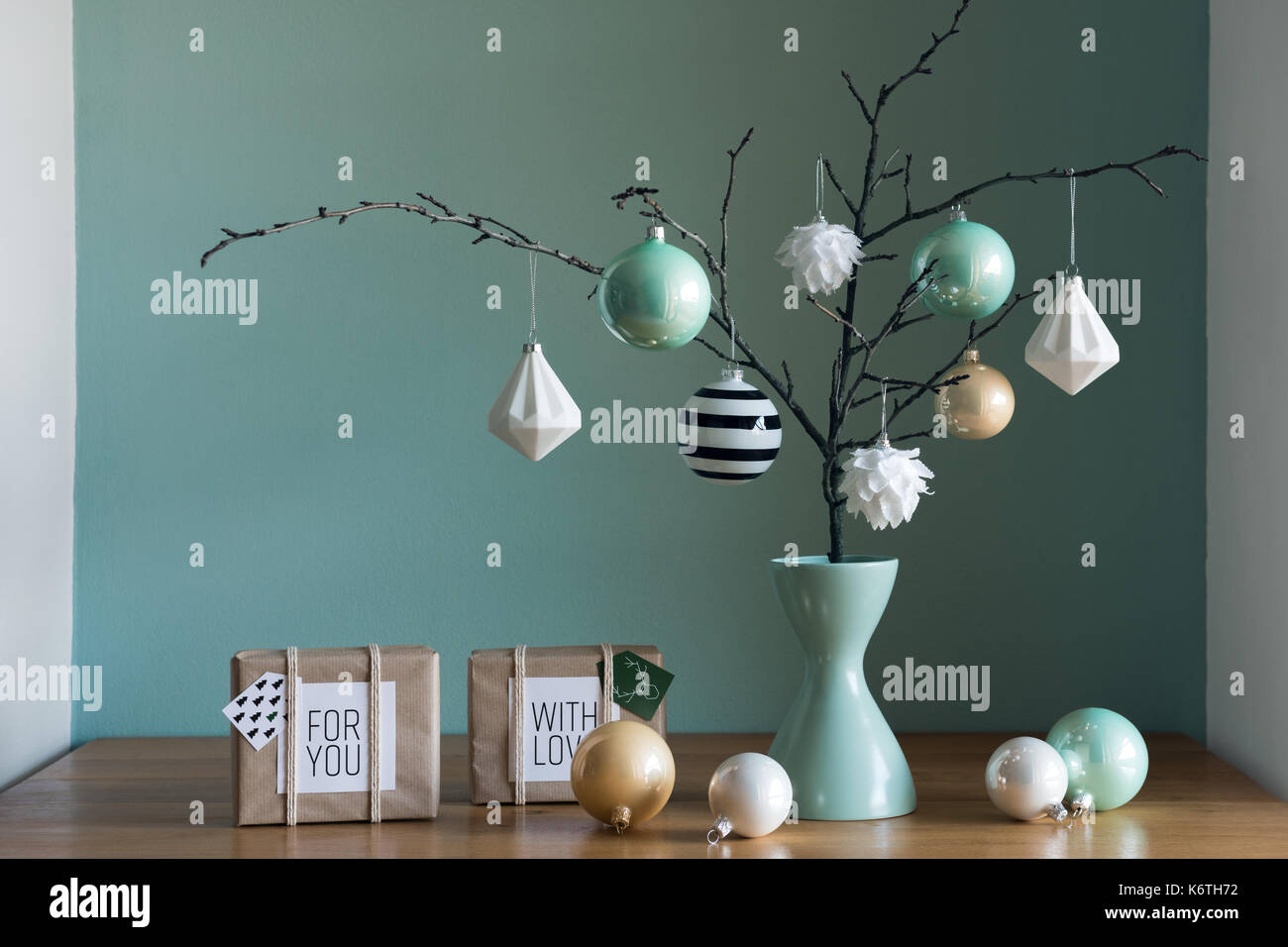 Moderne und elegante Nordic weihnachten Dekor in den Farben Schwarz und Weiß Stockfoto