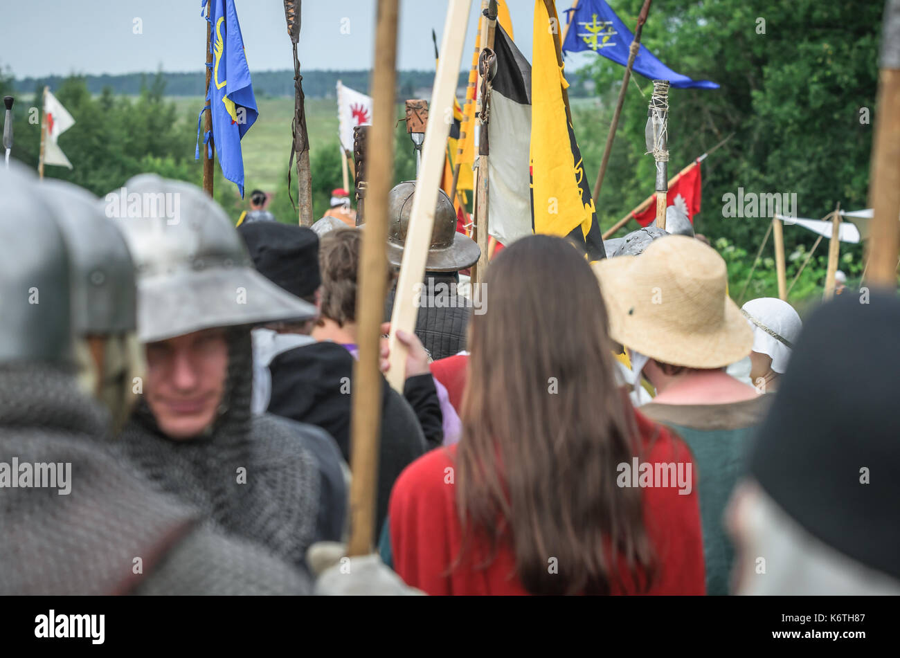 Moskau, Russland - Juni 06,2016: Krieger in alten Kostümen marschieren zum Schlachtfeld. Stockfoto