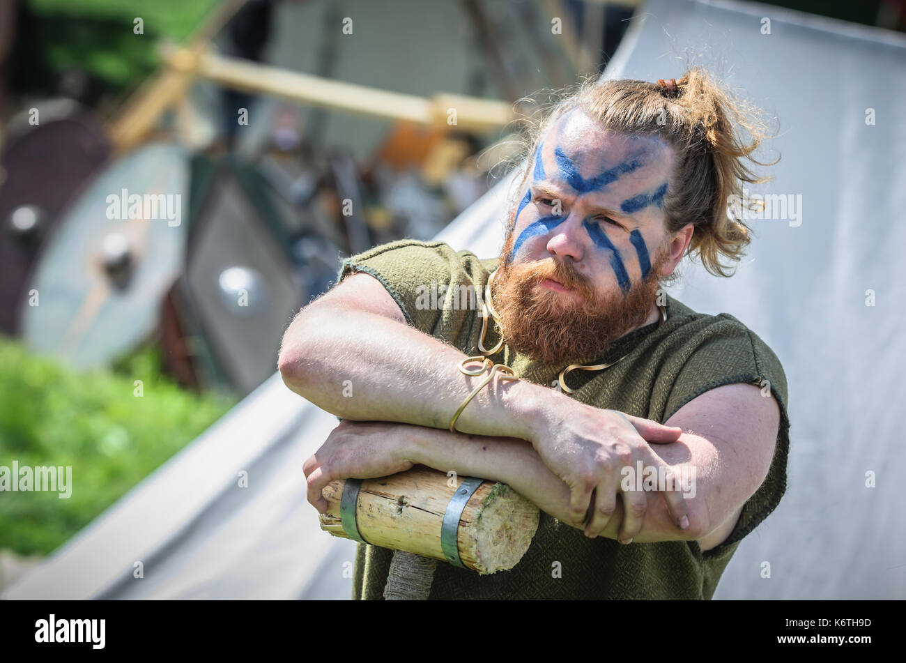 Moskau, Russland - Juni 06,2016: Alte Wikinger Krieger mit bemaltem Gesicht und großen Hammer in seinen Händen. Stockfoto