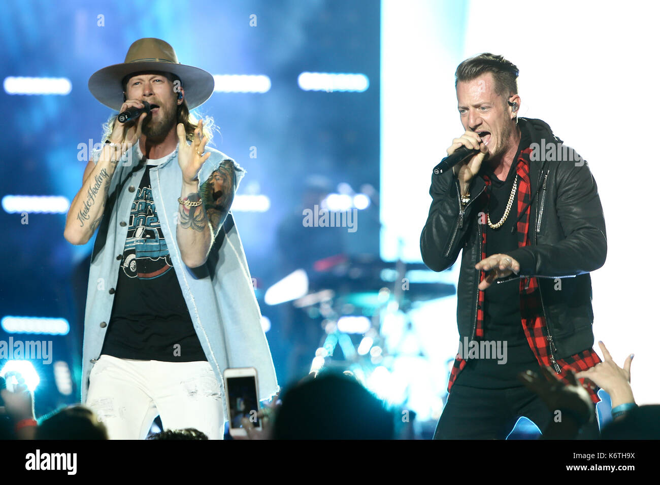 Brian Kelley (L) und Tyler Hubbard von Florida Georgia Linie führen an Northwell Gesundheit bei Jones Beach Theater am 15. Juni 2017 in Wantagh, New York. Stockfoto
