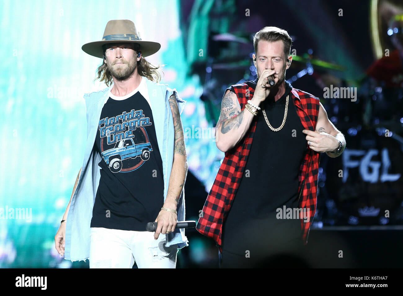 Brian Kelley (L) und Tyler Hubbard von Florida Georgia Linie führen an Northwell Gesundheit bei Jones Beach Theater am 15. Juni 2017 in Wantagh, New York. Stockfoto