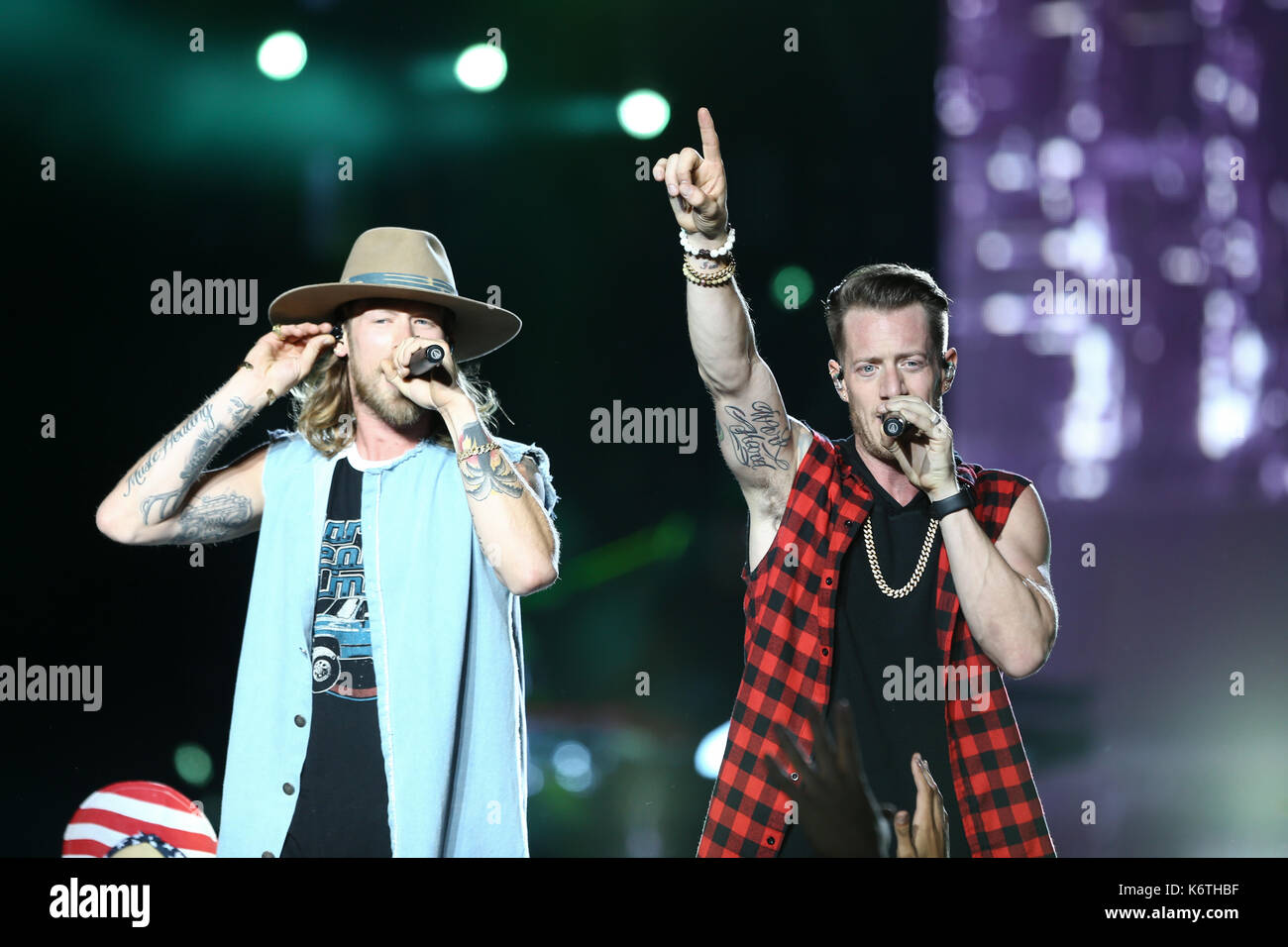 Brian Kelley (L) und Tyler Hubbard von Florida Georgia Linie führen an Northwell Gesundheit bei Jones Beach Theater am 15. Juni 2017 in Wantagh, New York. Stockfoto