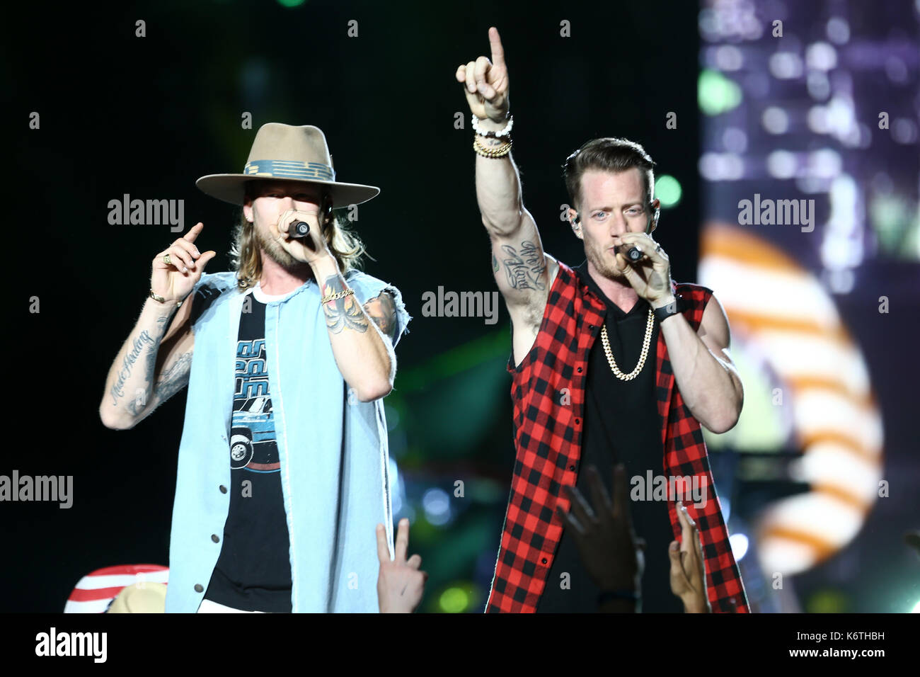 Brian Kelley (L) und Tyler Hubbard von Florida Georgia Linie führen an Northwell Gesundheit bei Jones Beach Theater am 15. Juni 2017 in Wantagh, New York. Stockfoto