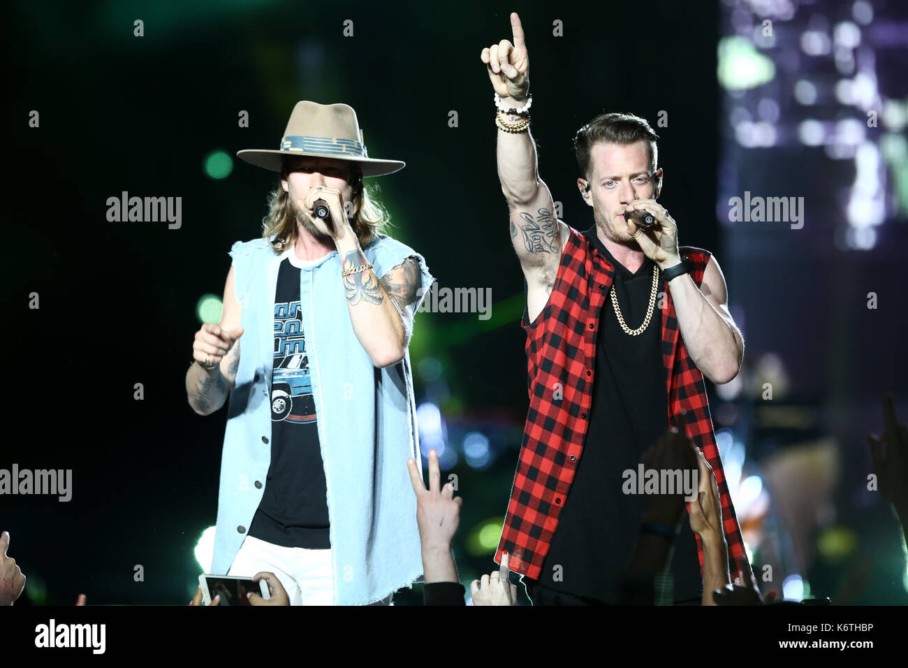 Brian Kelley (L) und Tyler Hubbard von Florida Georgia Linie führen an Northwell Gesundheit bei Jones Beach Theater am 15. Juni 2017 in Wantagh, New York. Stockfoto