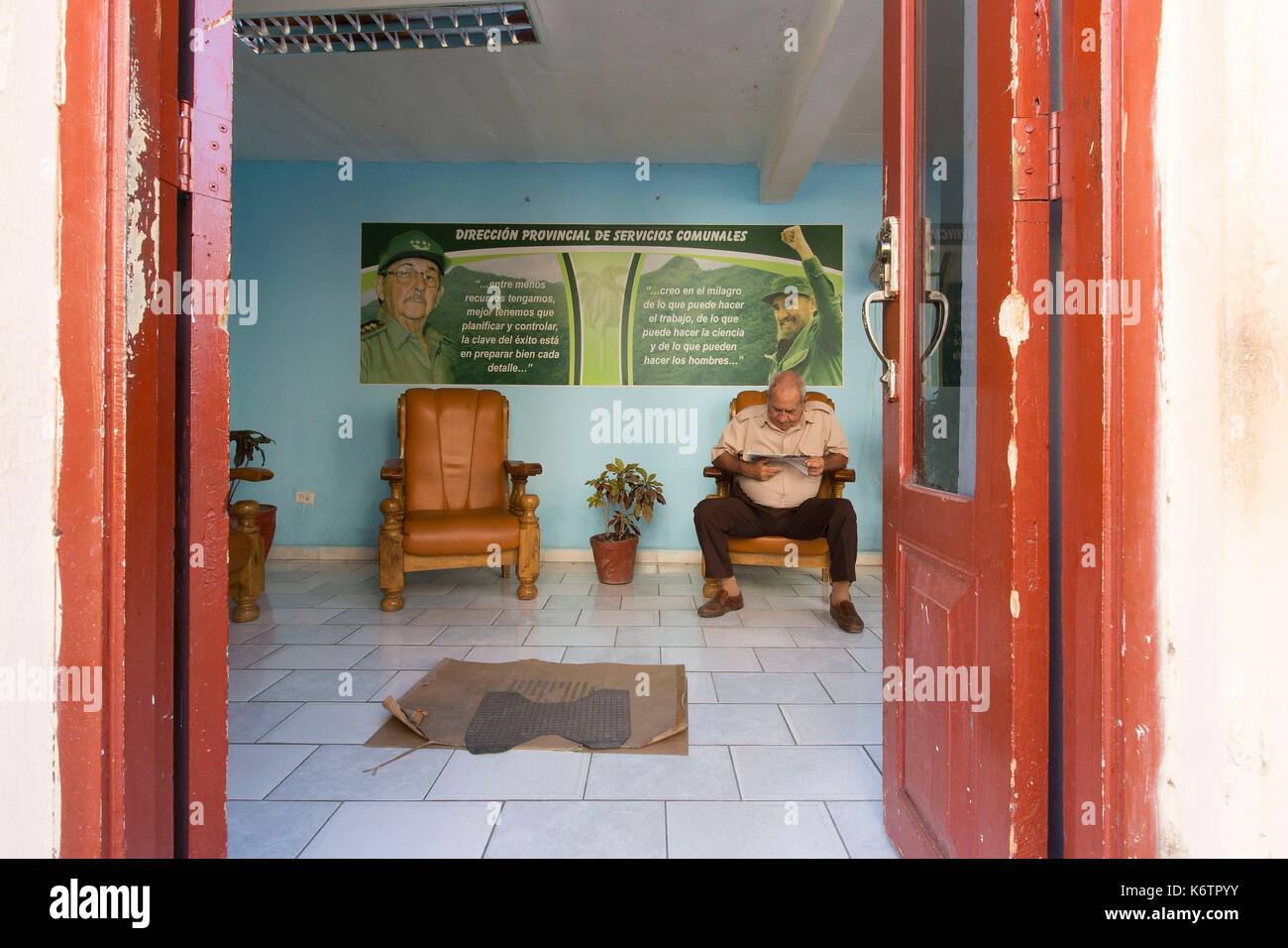 Cuba, Cienfuegos Provinz, Cienfuegos, historischen Zentrum als Weltkulturerbe, Regierung Präsidium mit Plakaten, Raul und Fidel Castro Stockfoto