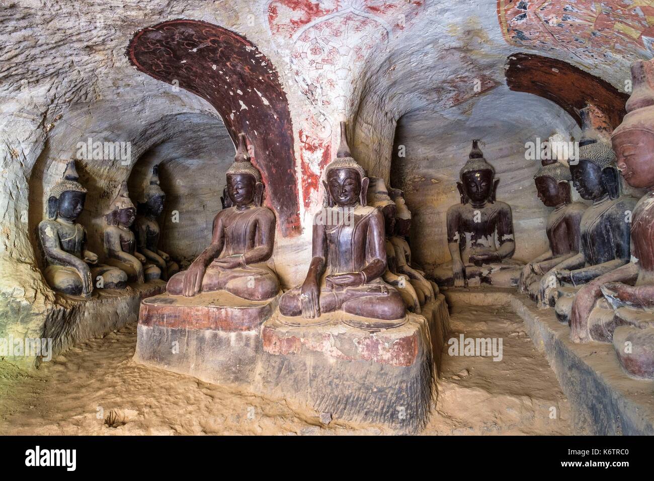 Myanmar (Burma), Sagaing region, Monywa, Hpo win Daung buddhistischen Höhlen, Tempel, in dem 14. Jahrhundert und Zuhause gebaut um fast 3.000 Buddha Statuen Stockfoto