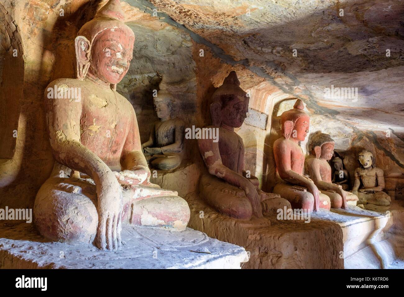Myanmar (Burma), Sagaing region, Monywa, Hpo win Daung buddhistischen Höhlen, Tempel, in dem 14. Jahrhundert und Zuhause gebaut um fast 3.000 Buddha Statuen Stockfoto