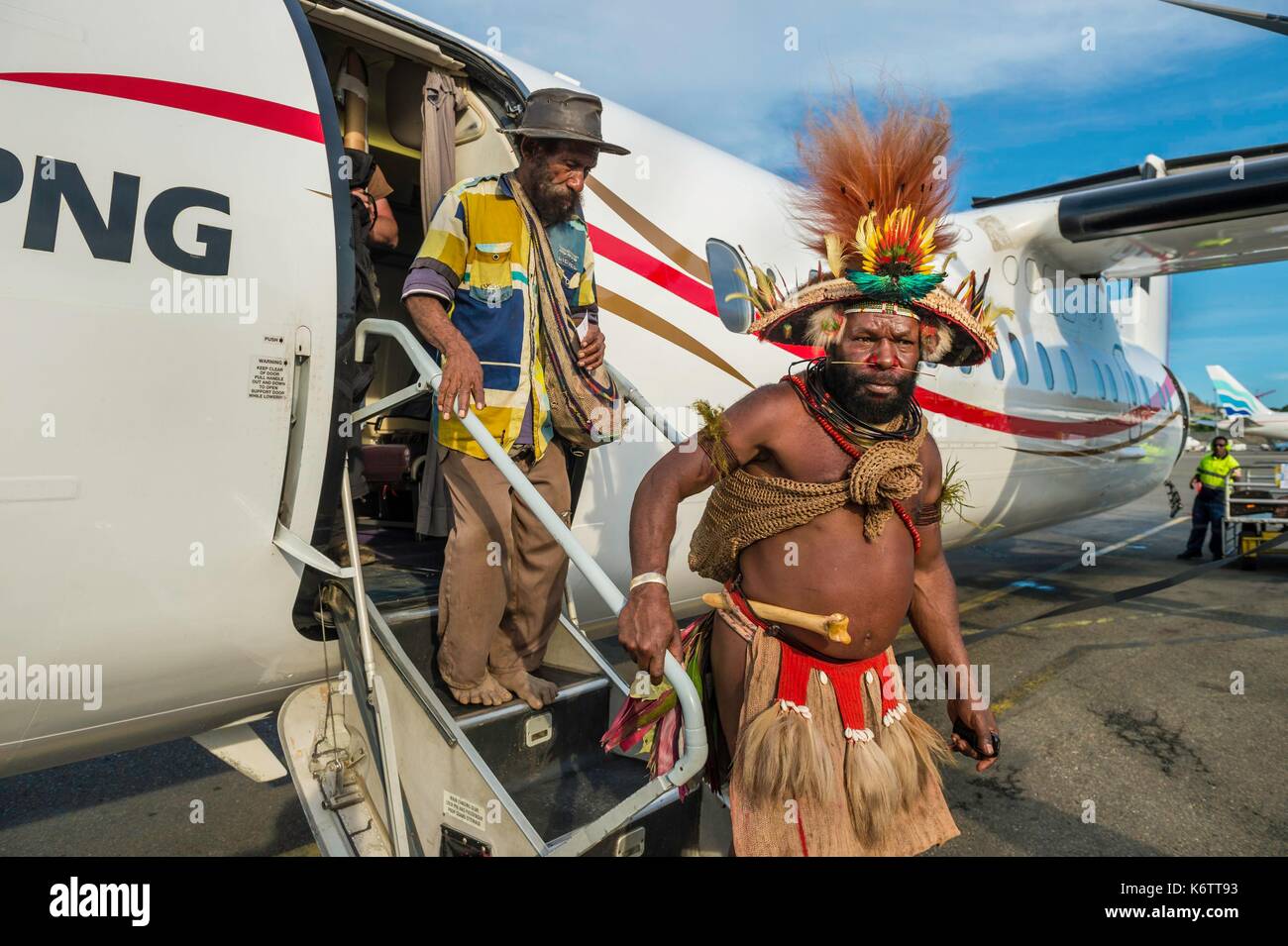 Papua Neuguinea, Papua Neuguinea, National Capital District, National Capital District, Port Moresby City, Jackson Airport, Chief Mundiya Kepanga aus einer Air Niugini Flug erhalten Stockfoto