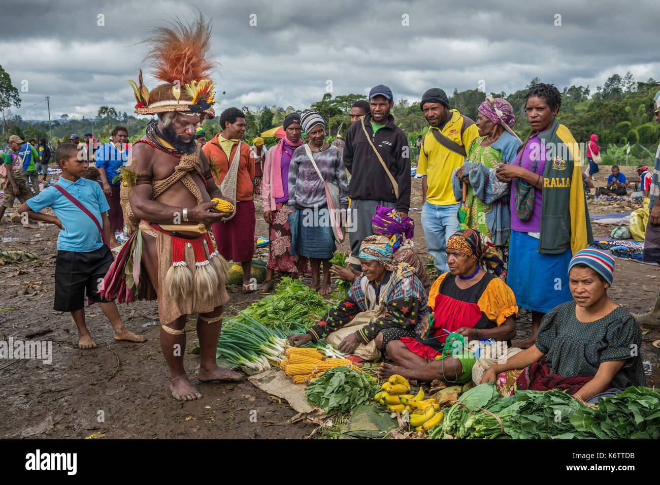 Papua Neuguinea, Papua Neuguinea, Hela Provinz, Tari,, Chief Mundiya Kepanga auf dem Markt von Tari Stockfoto