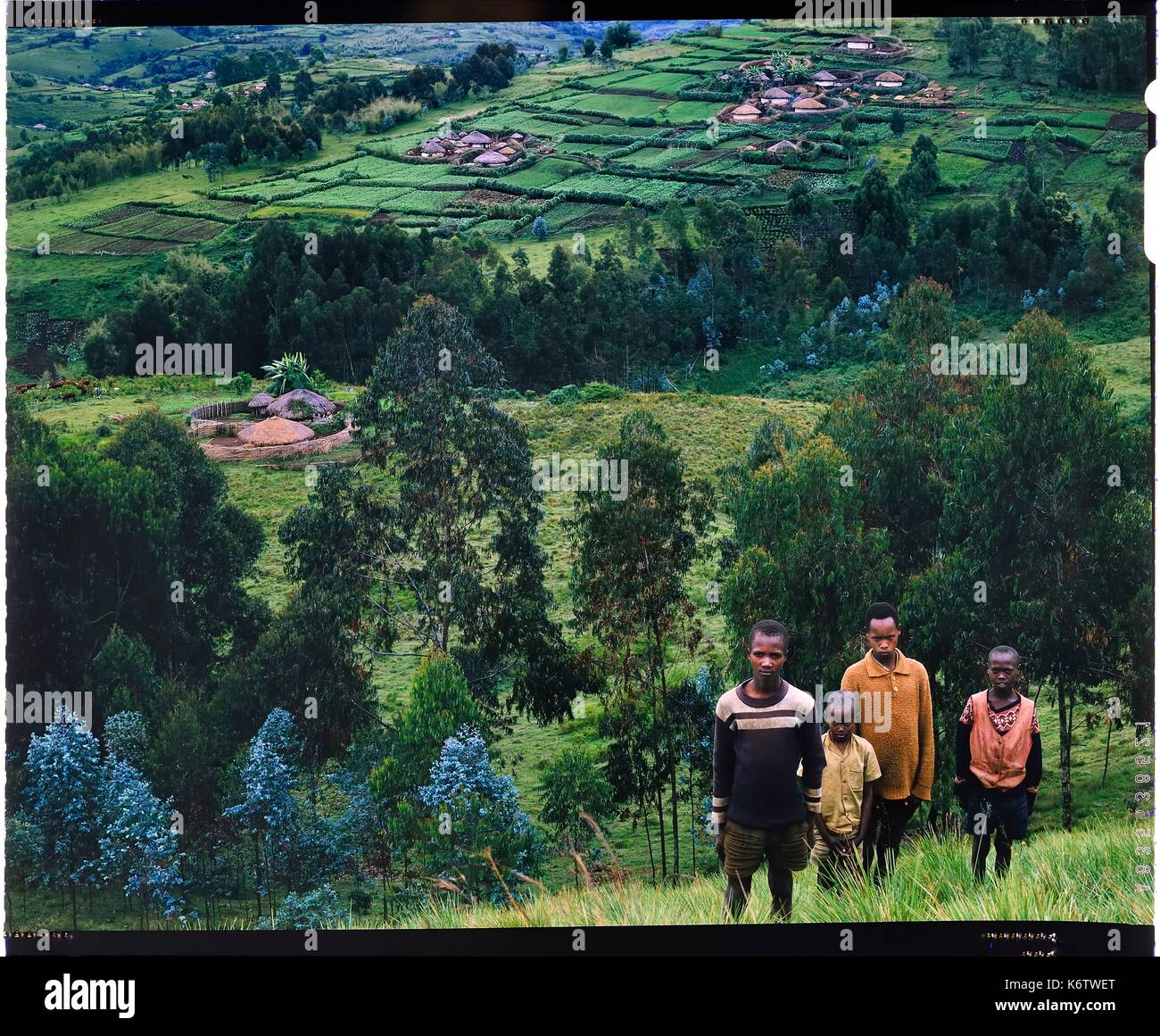 Burundi Bujumbura Provinz Ijenda Gruppe Der Tutsi Kinder Lebensraum Ist Zufallig Um Den Hugel Verstreut Und Das Gibt Die Burundi Landschaften Ein Einzigartiges Aussehen Es Gibt Tee Plantagen Rund Um Die Rugos