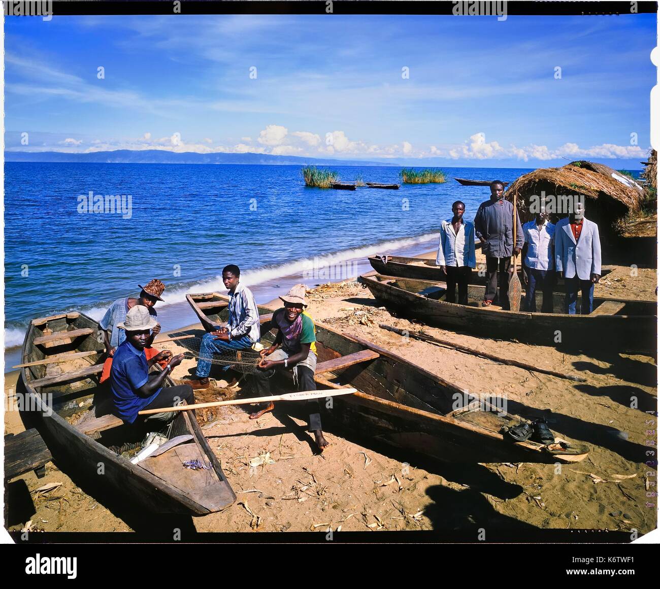Burundi, Rumonge Provinz, Gruppe von Fischern auf See Tanganyika, Fischer sind ausschließlich der Hutu und unten kommen von den Hügeln in provisorischen Hütten für mindestens 6 Monate zu vereinbaren, Angeln ist in der Regel bei Nacht mit lampara getan und es ist vor allem ndagalas (frittierter Fisch) mukekes und Lates niloticus, im Hintergrund wir nimmt die Spitze von Burton und Speke entfernt im Kongo (4 x 5 Umkehr film Reproduktion) Stockfoto