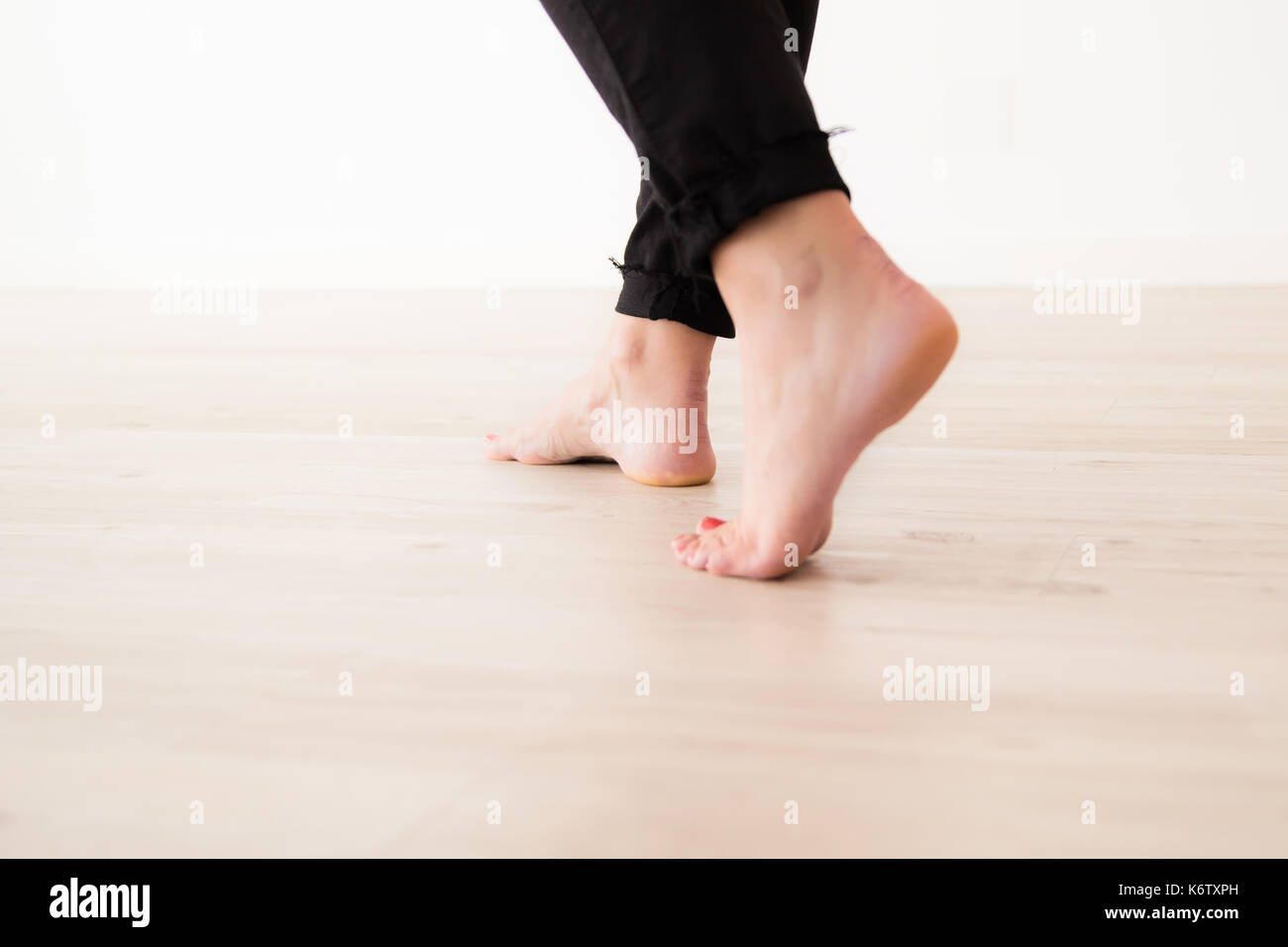 Frau Fuß zu Hause am warmen Fußboden Heizung Stockfoto