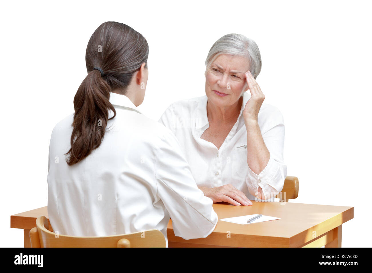 Frau Doktor mit Ihrer älteren Patienten mit Schlaf Probleme, Leid der Teilung Kopfschmerzen oder Migräne, auf weißem Hintergrund Stockfoto
