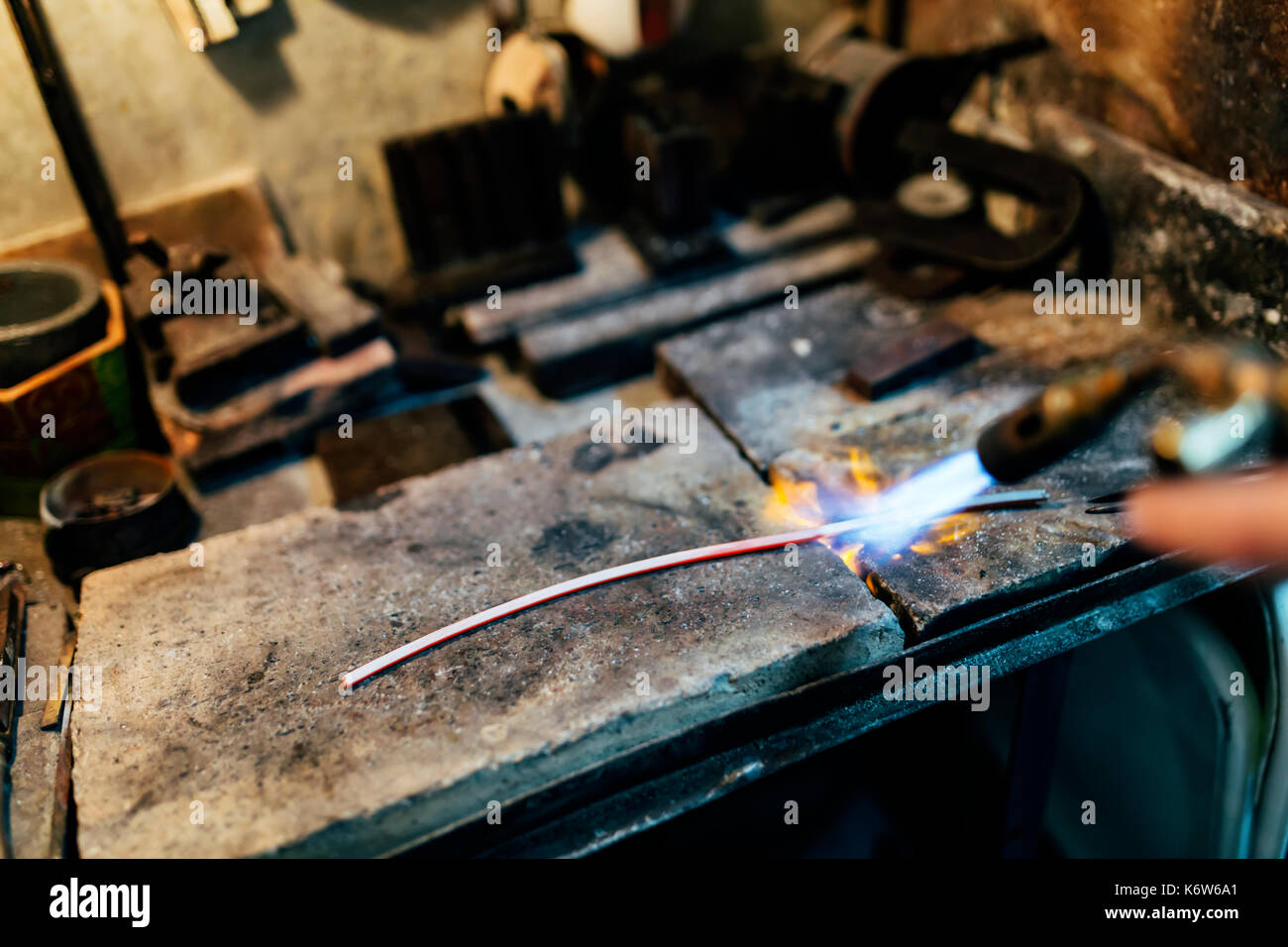 Juwelier Verarbeitung metall Bar Stockfoto