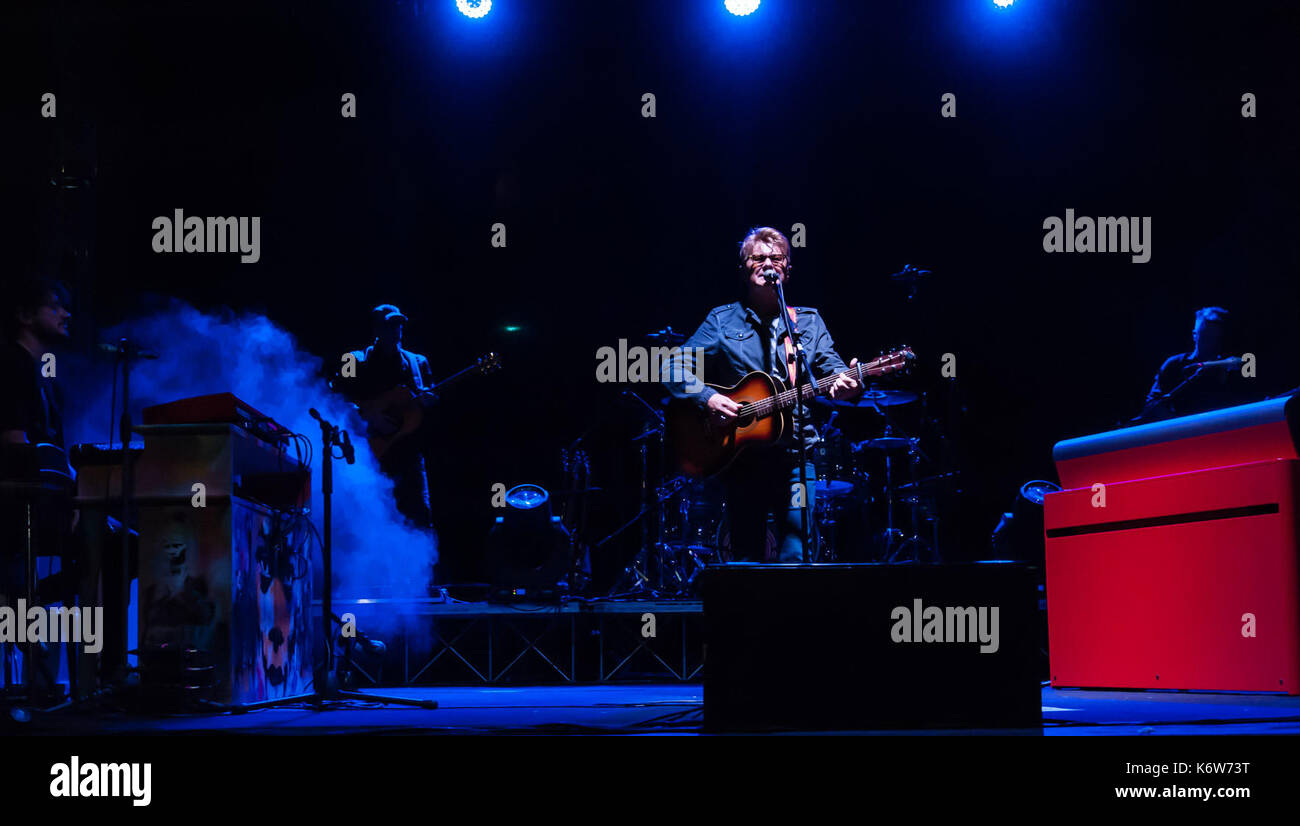 Anlässlich des Festes der Piedigrotta in Neapel gibt es ein kostenloses Konzert von Ron war. Der Lombard songwriter hat die Songs von seinem aktuellen Album 'The Power angeboten Ja", ein Titel, der auch den Namen der Tour gibt, auf die 26 anderen Künstlern zu Sagen auch zusammengearbeitet. Es enthält 24 Songs, darunter ein choral Version von 'eine Stadt zu singen". Das Album wurde auch für die Aisla charity Projekt erzeugt werden, einen on-line-Versorgung, Pflege und Betreuung Paket für SLA-Patienten (Foto von Sonia Brandolone/Pacific Press) Stockfoto