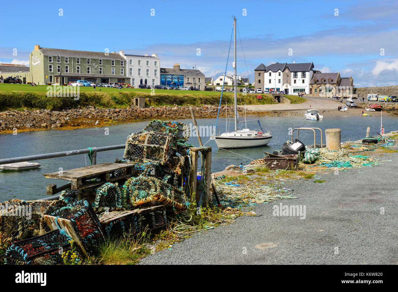 Hummer Töpfen auf Kai in Mullaghmore Harbour, County Sligo, Republik von Irland Stockfoto