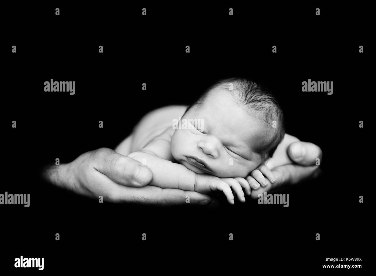 Schönes baby boy, friedlich in Väter Hände Schlafen, Kind, Schlafen, isolierte Bild, schwarzer Hintergrund, Väter, Liebe, Zärtlichkeit, Familienkonzept Stockfoto
