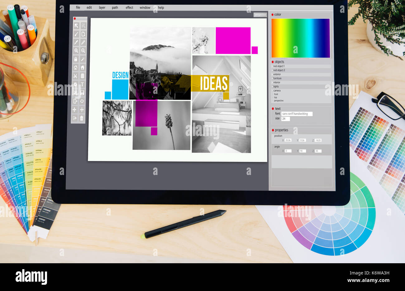 Tablet pro Touchscreen auf dem Desktop mit DTP-Software auf dem Bildschirm Stockfoto