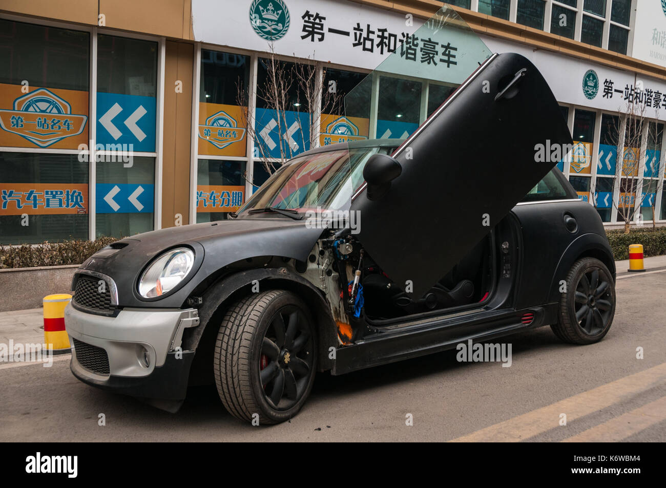 Eine modifizierte Mini mit LSD Scharniere eingebaut zu geben, Flügeltüren, Arbeit von Crazy Garage getan auf dem Beijing Tuning Street. Stockfoto