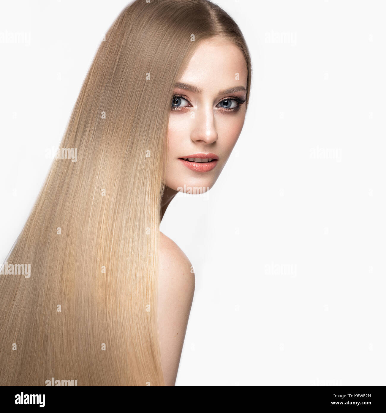 Schöne blonde Mädchen mit einem perfekt glatte Haare, und klassische Make-up. Schönheit Gesicht. Stockfoto