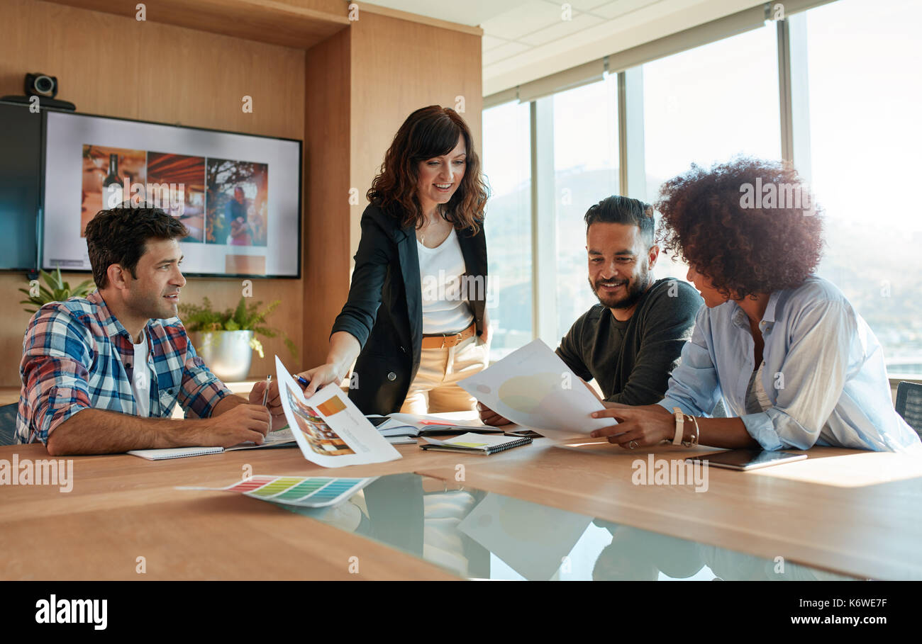 Gruppe junger Geschäftsleute treffen im Konferenzraum. Team kreativer Fachleute diskutieren neues Projekt. Stockfoto