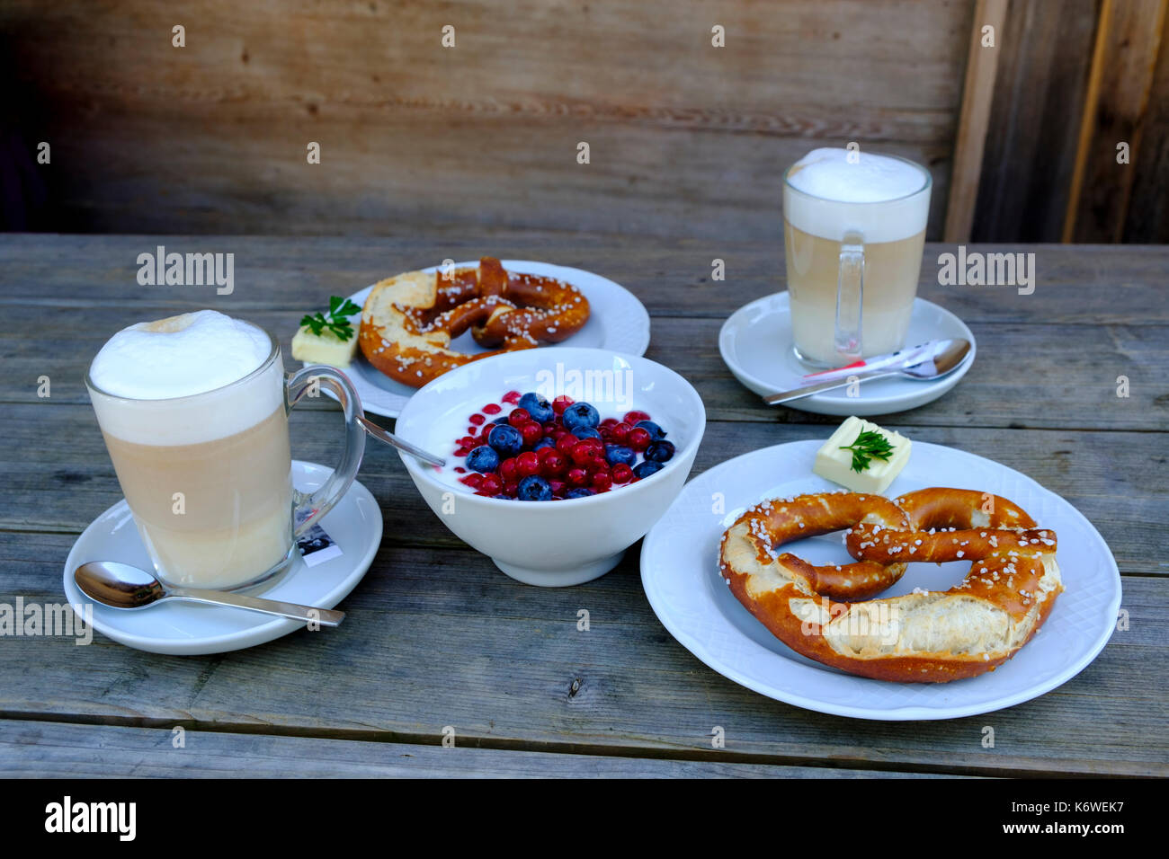 Jause, Joghurt mit frischem Obst, Brezeln und Cappuccino, Almwirtschaft Siebenhütten, Weißachtal, Tegernsee Stockfoto